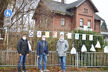 Der Ortsamtsleiter Oliver Fröhlich, sowie die Beiratsmitglieder Marcus Pfeiff und Baris Kartal vor dem neu errichteten Gabenzaun am Bahnhof Blumenthal (Foto: Regina Drieling)